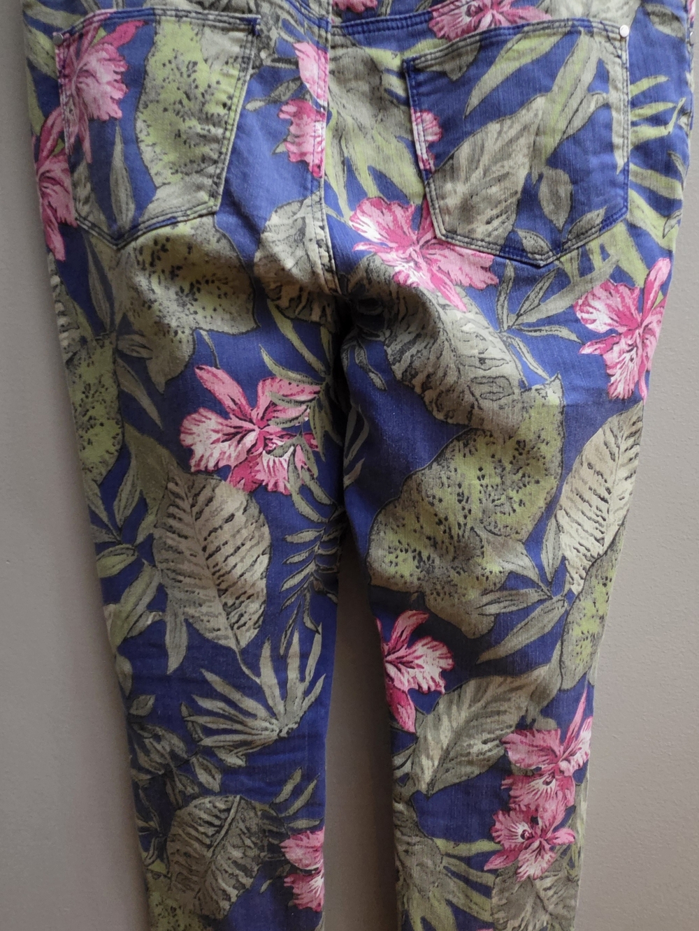 Chico's Floral/Palm Leaf Print Ankle Jean Pants Size 0.5 (6) - Picture 4 of 6